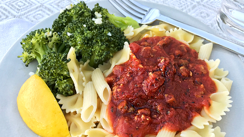 Spaghetti and garlicky broccoli with lemon
