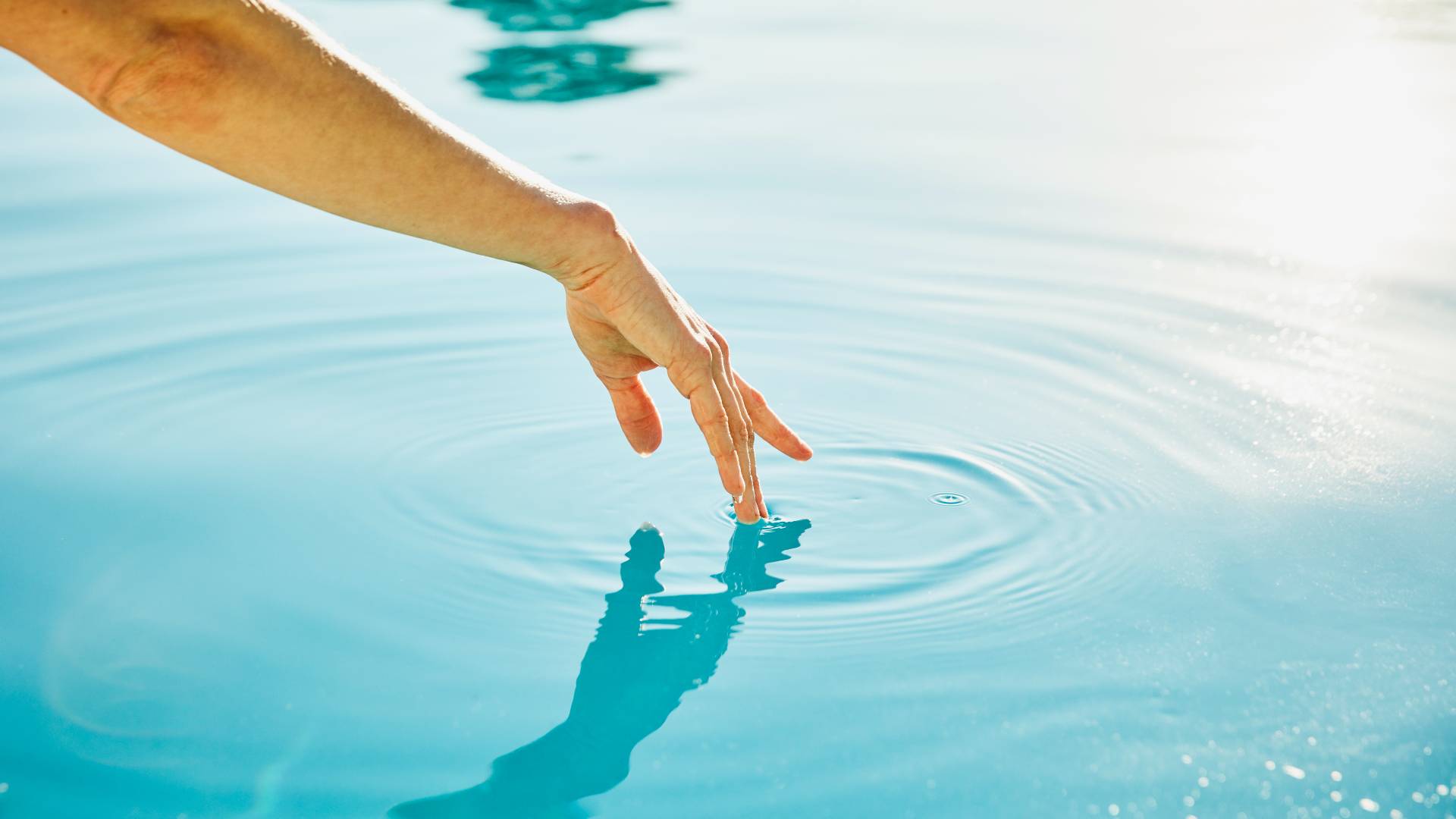 hand in water