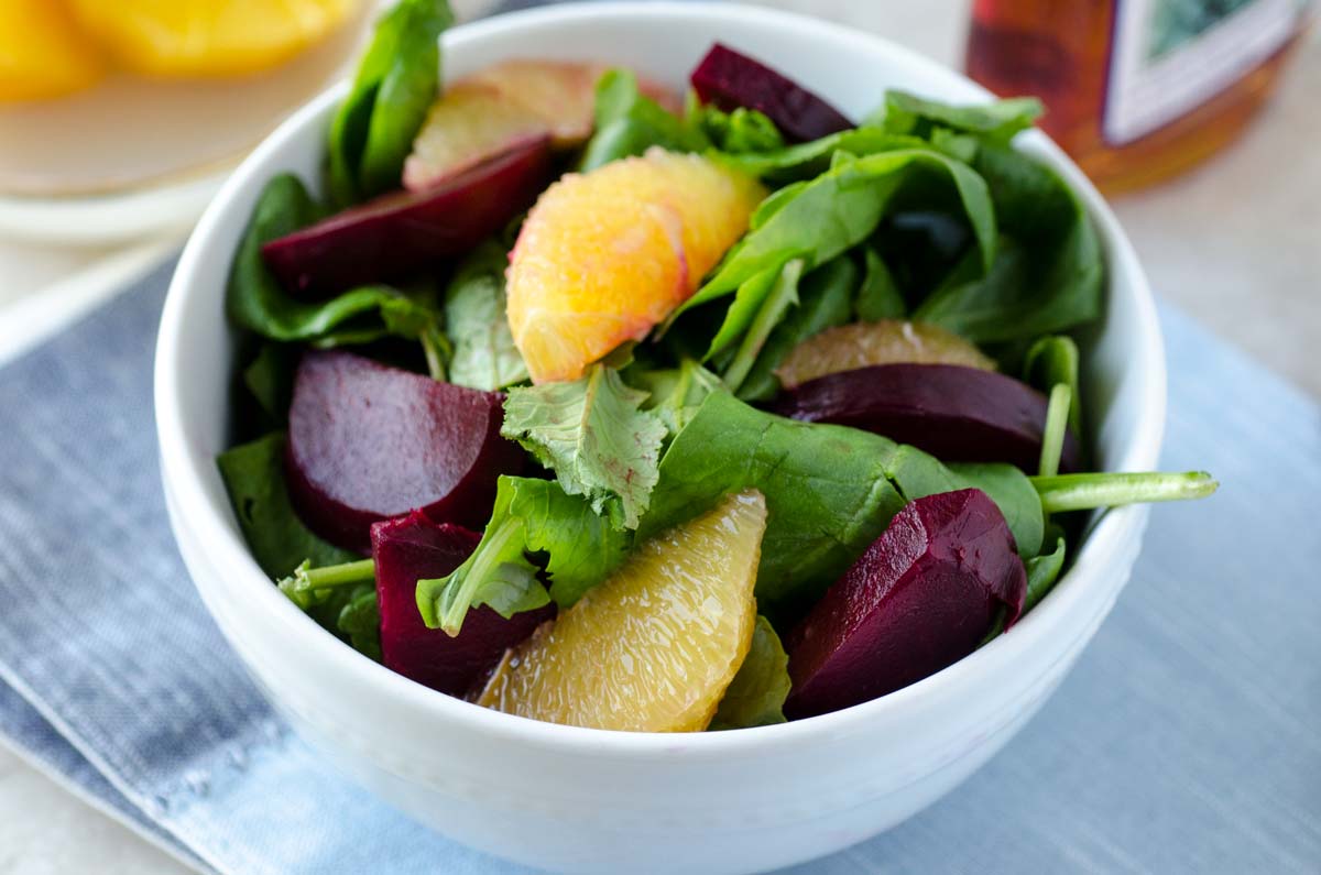 Ensalada de espinaca, remolacha y naranja con aderezo de jengibre y agave