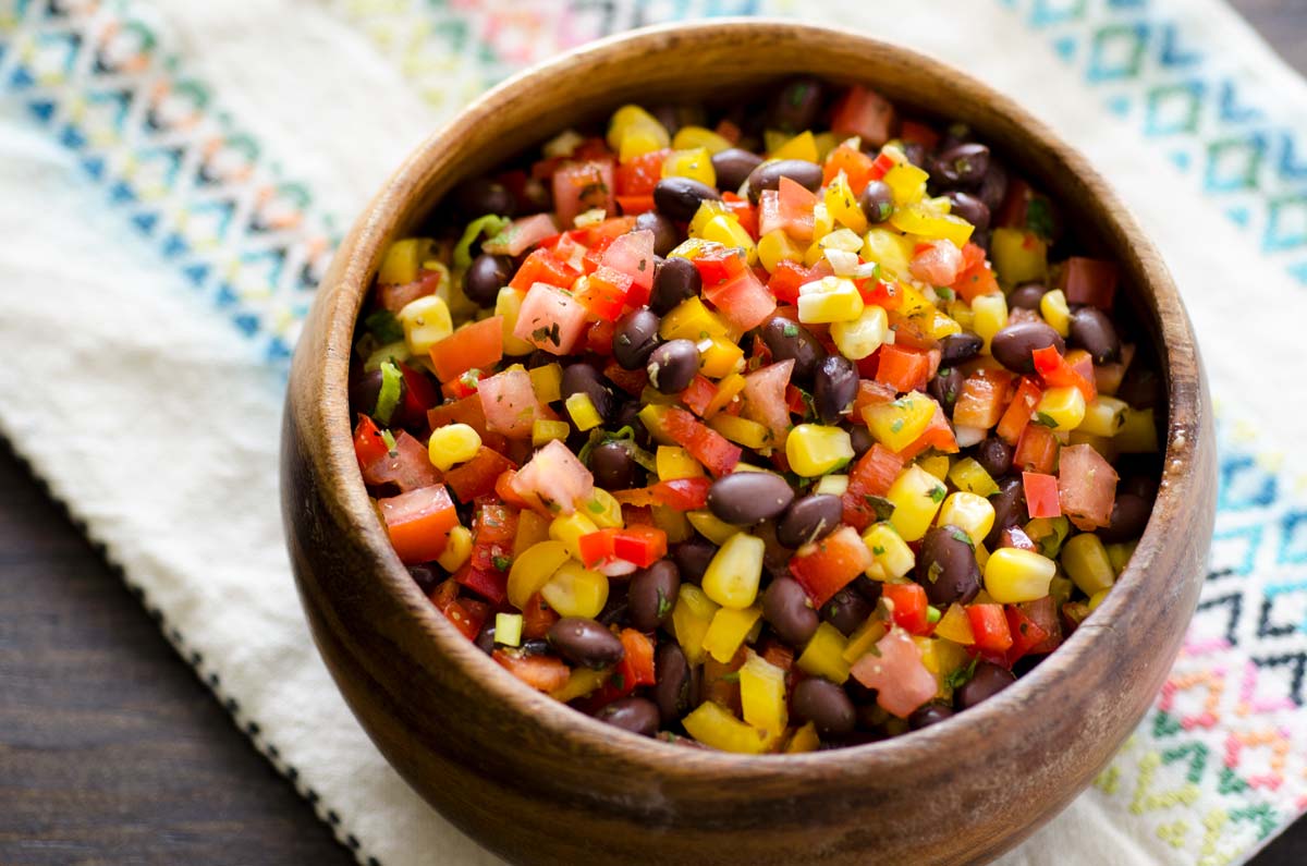 Ensalada de frijoles negros y maíz con lima