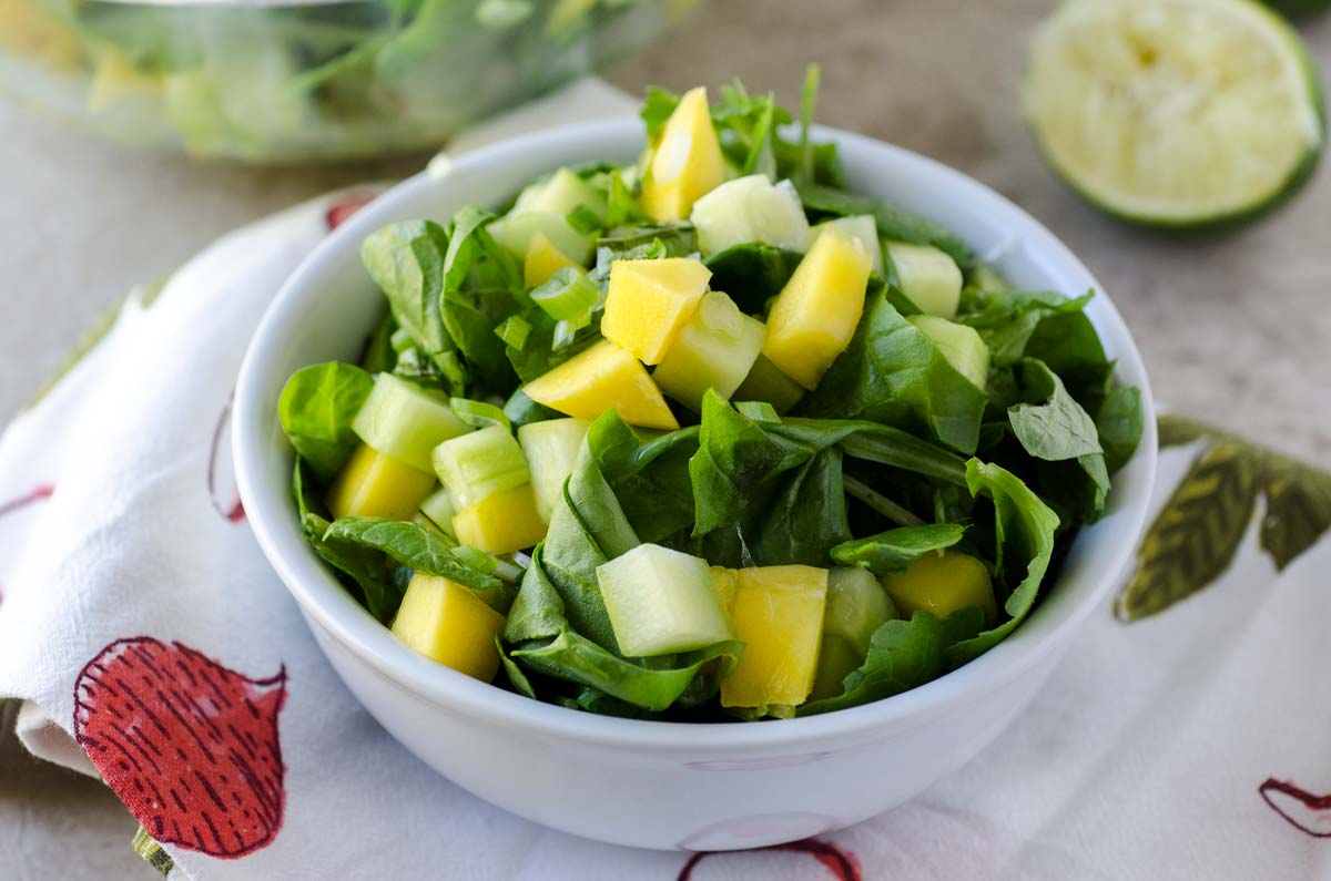 Ensalada de pepino, mango y espinaca