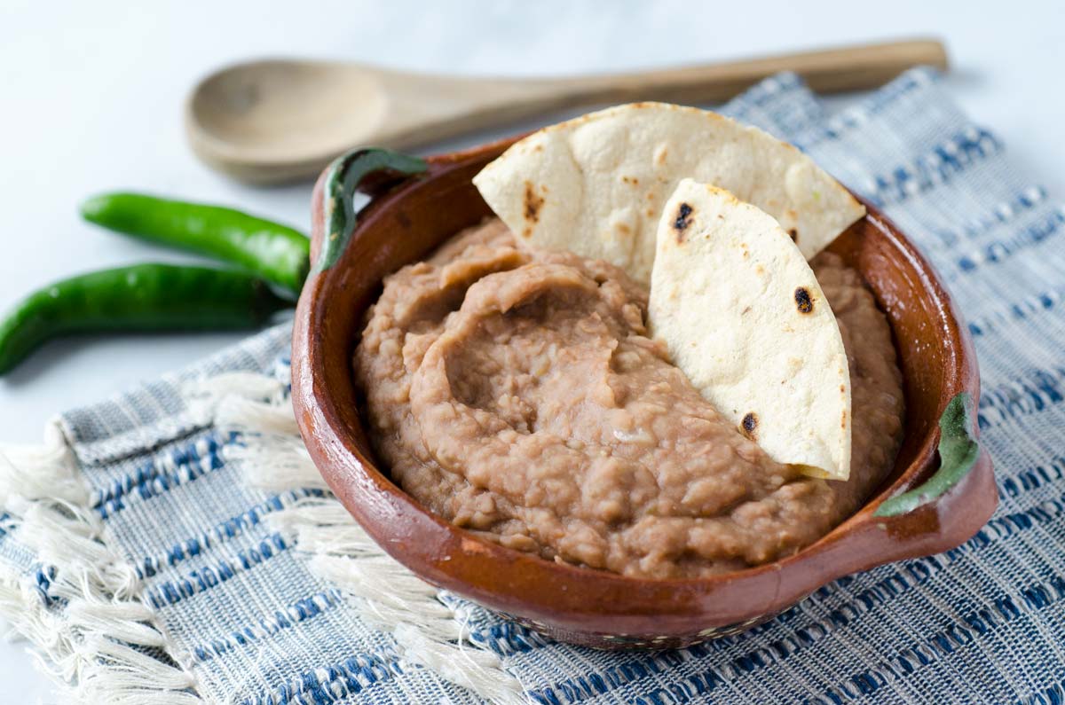 Arroz y frijoles con tortillas.