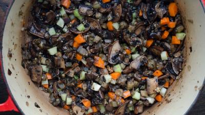 Agregar el chayote, zanahoria y 1/2 taza de caldo de vegetales y cocer por 4 minutos o hasta que las verduras estén tiernas. 