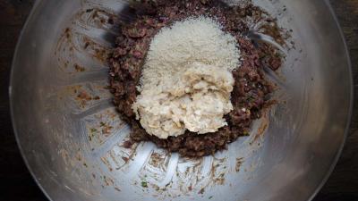 Agregar la avena. Añadir el pan rallado a la mezcla de frijoles negros y dejar descansar durante aproximadamente 5 minutos. 