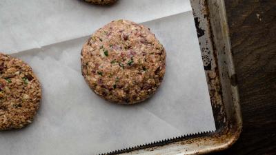 Crear hamburguesas del tamaño de la palma de la mano. 
