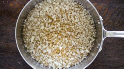 En una cacerola mediana, combinar la cebolla, el arroz, las lentejas, la sal y el agua. 