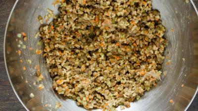 Agregar la zanahoria, el apio, la mostaza y el polvo de ajo a la mezcla de lentejas caliente.