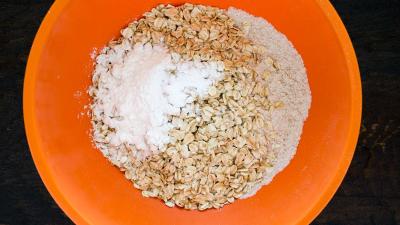 Combinar la harina, la avena, el polvo de hornear y el bicarbonato de sodio en un tazón mediano. 