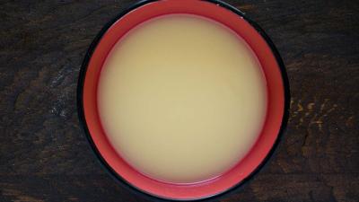 En otro tazón, batir la leche no láctea, el puré de manzana y el jugo concentrado juntos. 