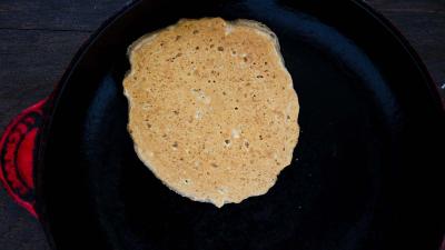 Cocinar hasta que los fondos estén dorados, ajustando el fuego según sea necesario. Cocinar el segundo lado brevemente, apenas hasta que estén dorados.