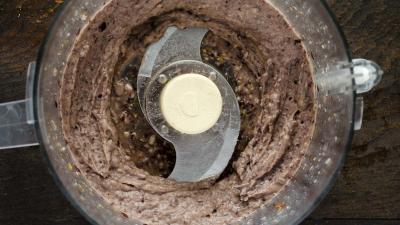Agregar los frijoles, 1/4 taza de caldo, el ajo, el orégano y la pimienta de cayena a una procesadora de alimentos o licuadora y licuar hasta que quede homogéneo pero espeso.