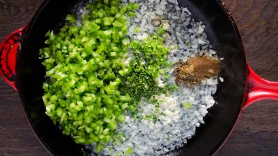  Agregar el ajo, el pimiento morrón, el cilantro (si usa), el comino, la albahaca y la pimienta negra. 