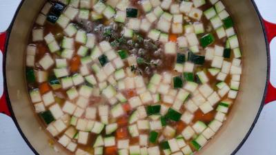  Agregar el calabacín y las salsas de tomate picante y regular, las hierbas y bajar el fuego y cocinar durante otros 5 minutos.