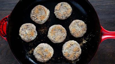 Usando aerosol para cocinar durante todo el proceso de salteado, saltear las tortas durante aproximadamente 3 minutos por lado, observándolas cuidadosamente.