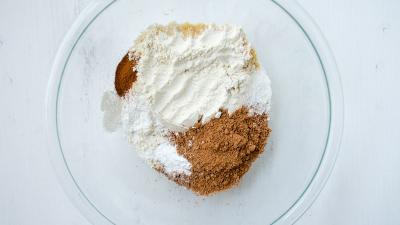 En un tazón grande mezclar la harina, cocoa, polvo para hornear, canela, bicarbonato de sodio y sal.