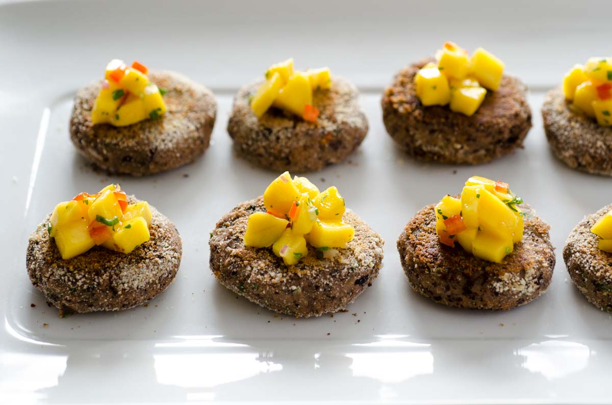 Tortas de frijoles negros con salsa de mango